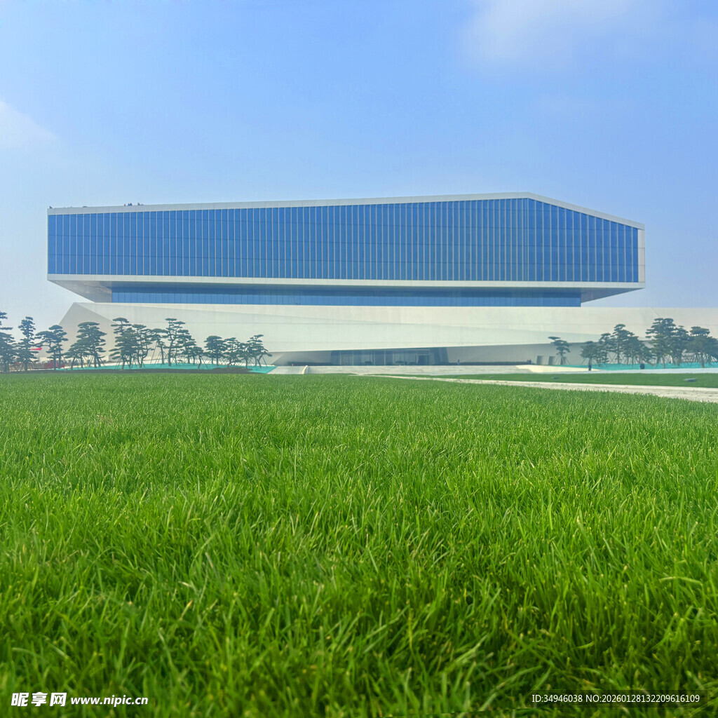 田野上的现代建筑景观