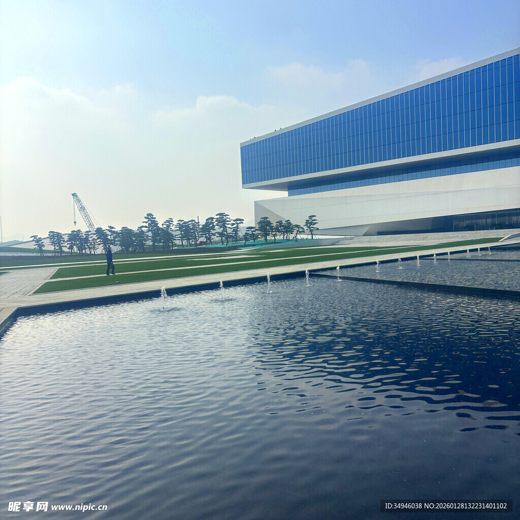 现代建筑旁的宁静水域