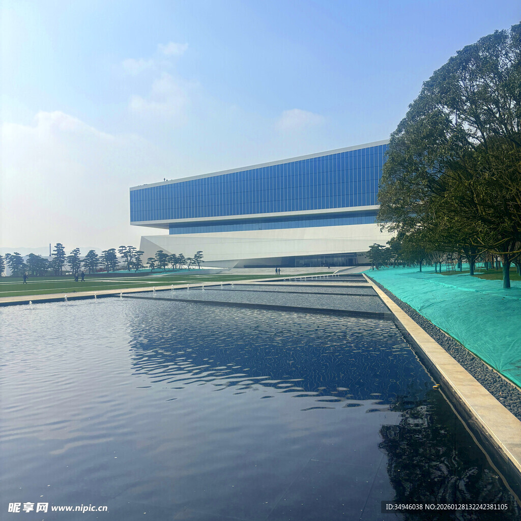 现代建筑旁的宁静水域