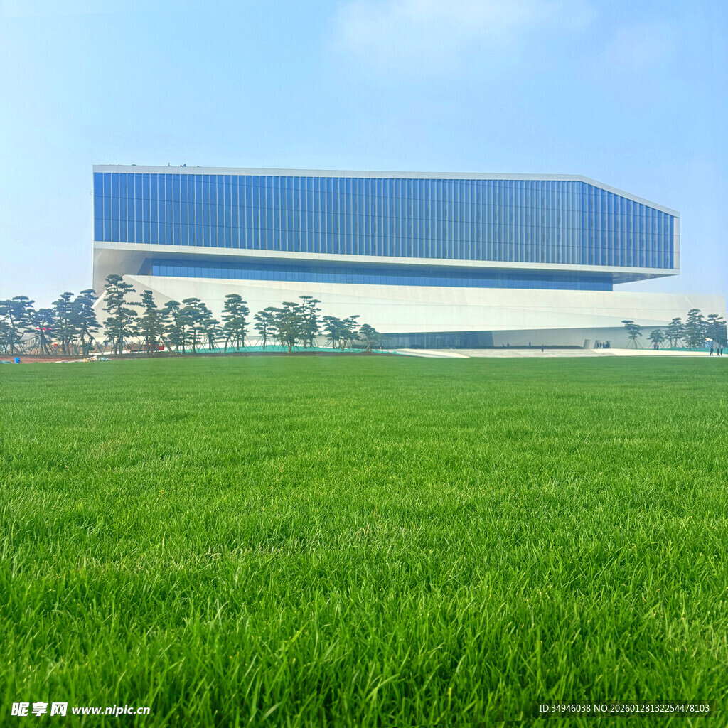 广阔绿草地旁的现代建筑
