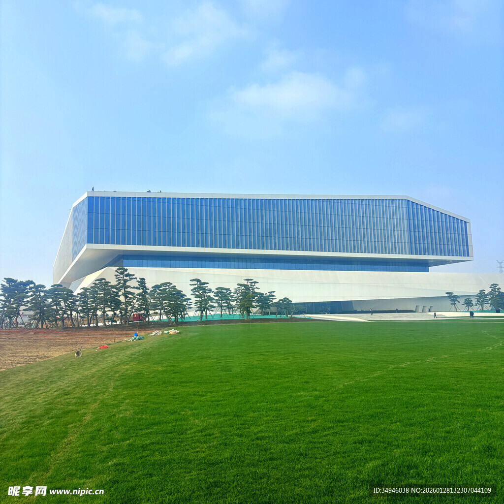 现代建筑矗立绿色草地旁