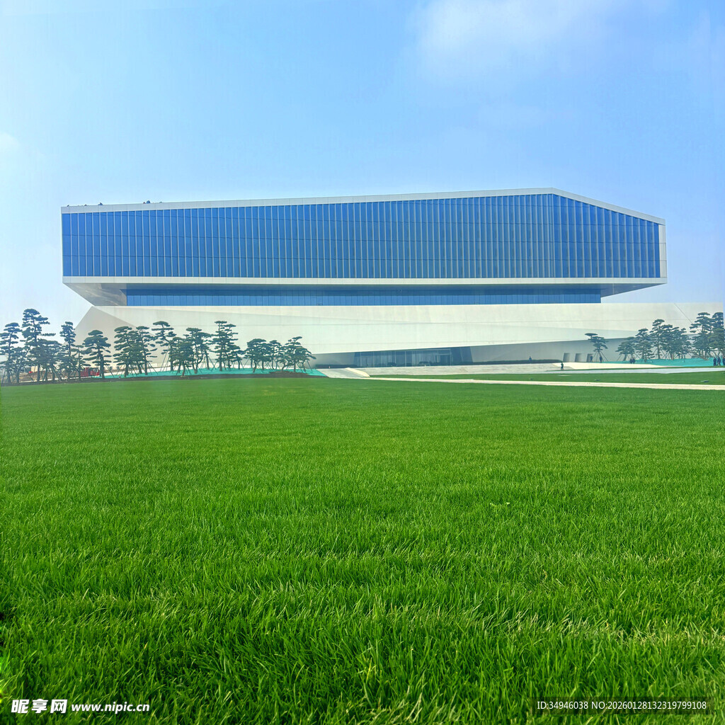 草原上的现代建筑奇观