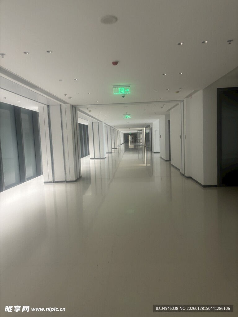 现代简约风宽敞办公走廊