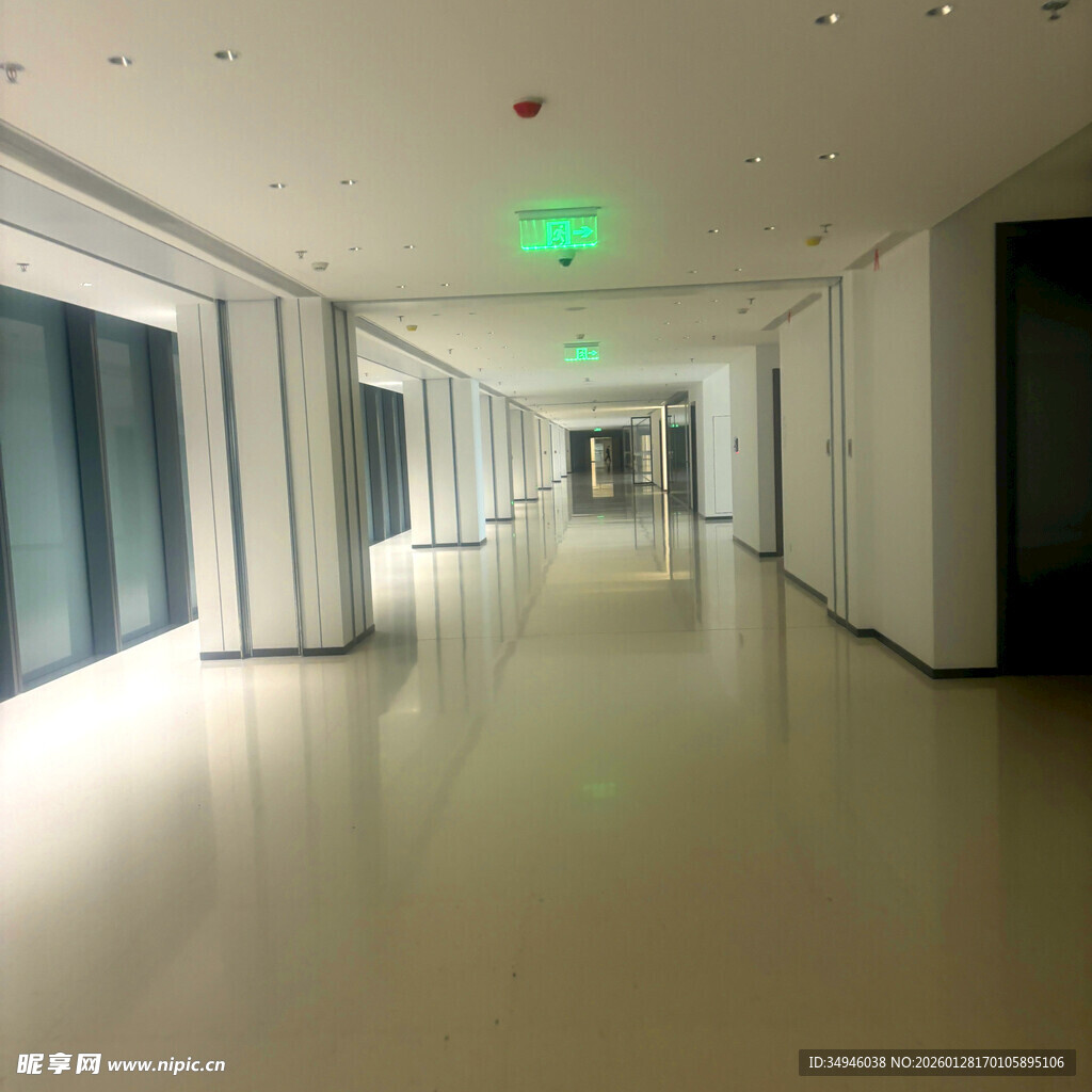 宽敞明亮的现代化走廊