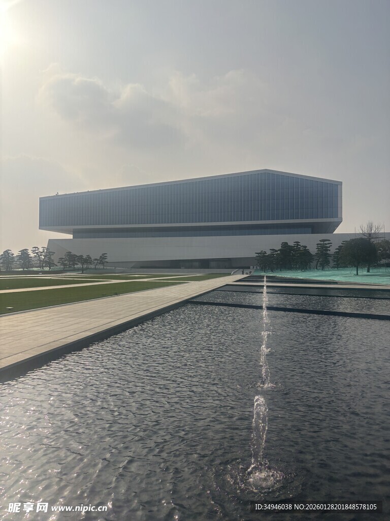 现代建筑前的水景景观