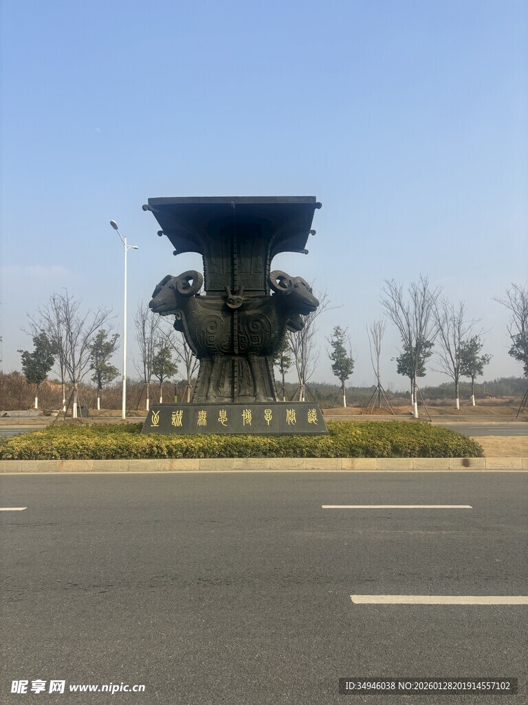 道路旁的大型青铜雕塑