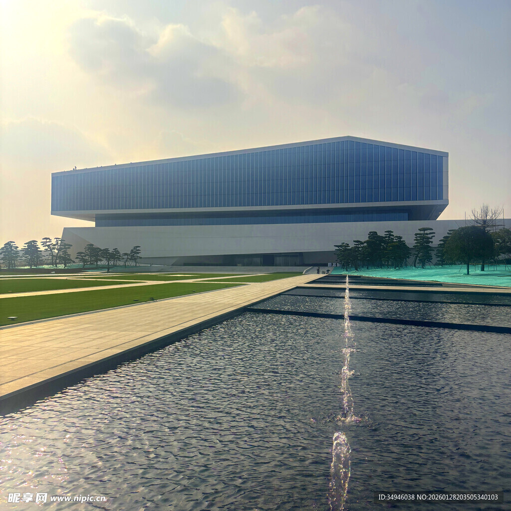 现代建筑前的水景景观