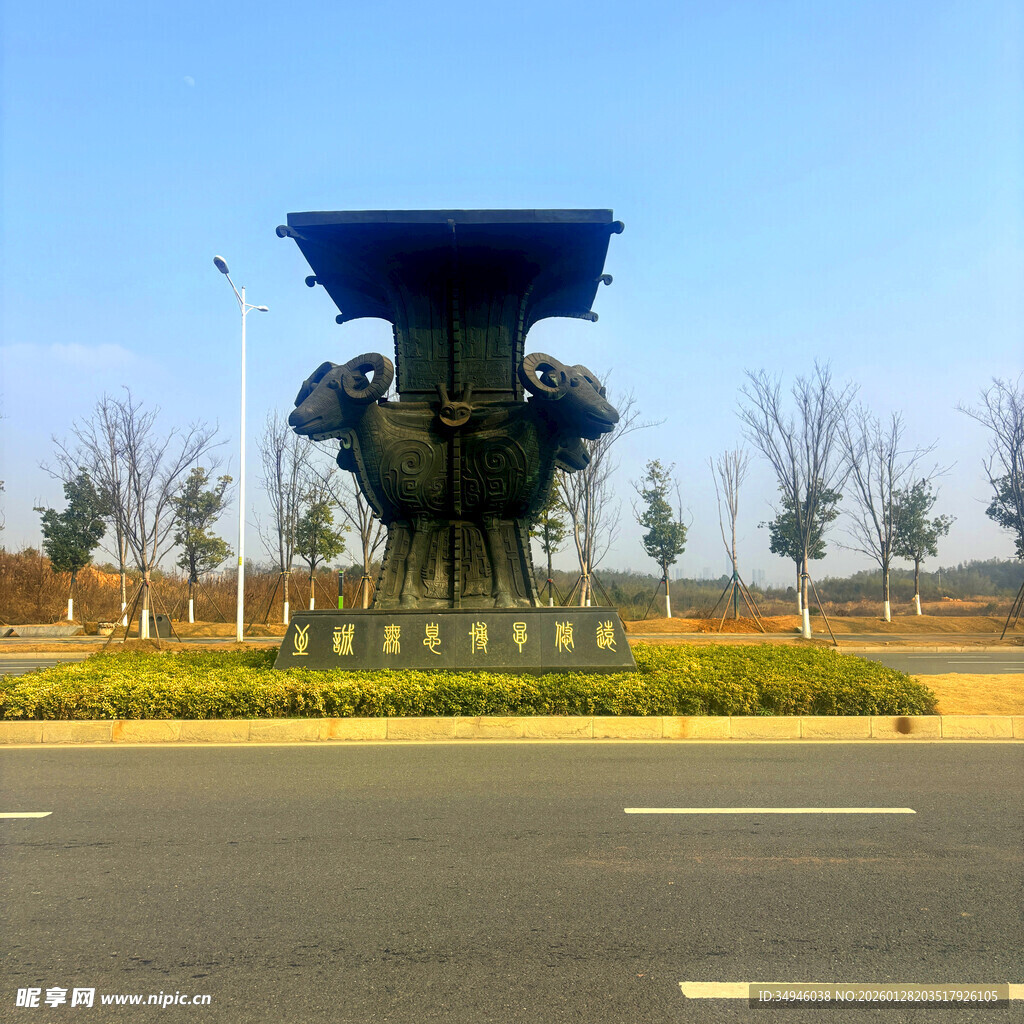 大型飞机雕塑屹立于路旁