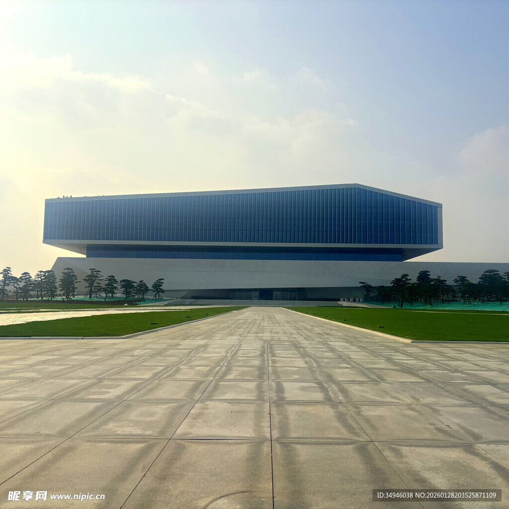 现代建筑前的开阔广场