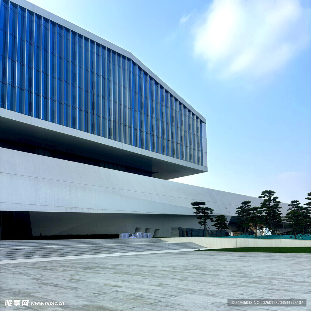 现代风格的宏伟建筑外观