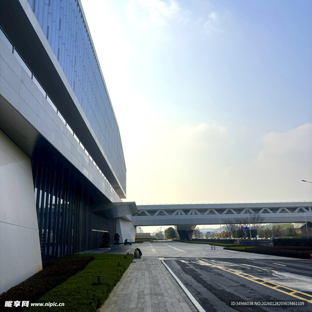 现代建筑外观与宽阔道路