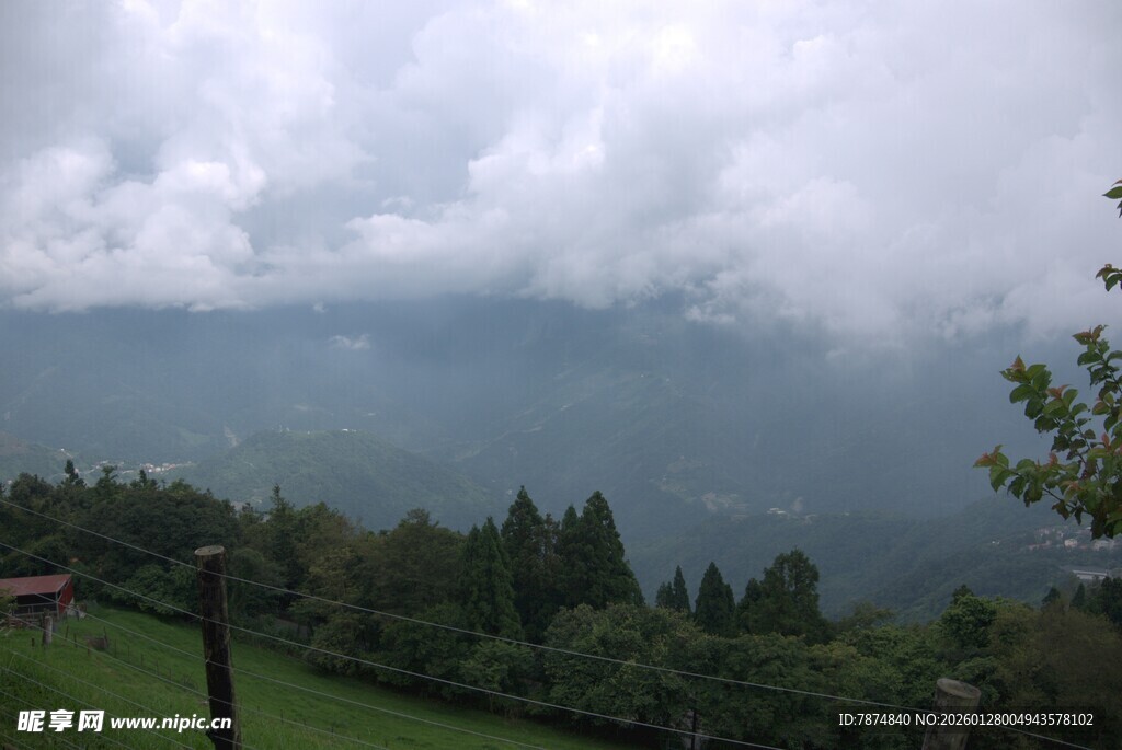 山间云雾缭绕的秀丽景致