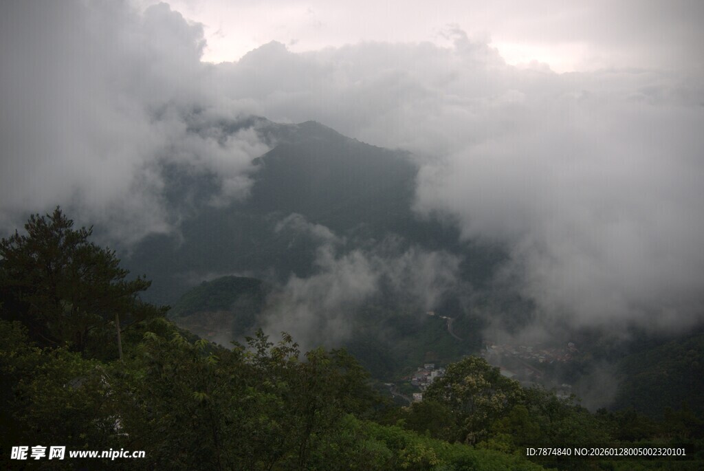 云雾缭绕的山间美景