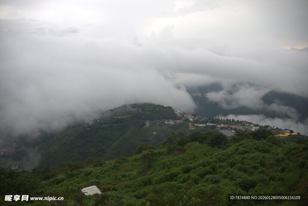 云雾缭绕的山间美景
