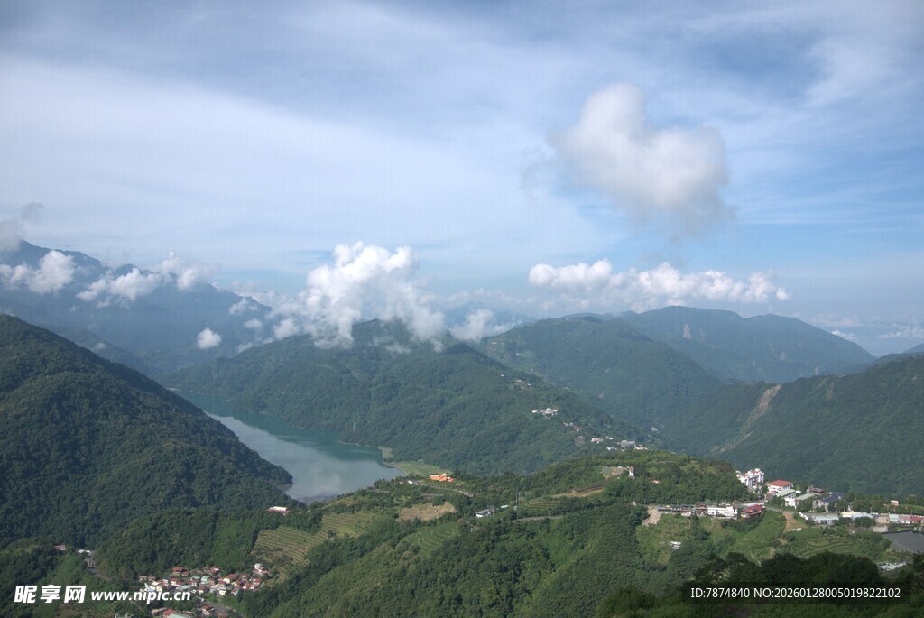 山间湖泊美景