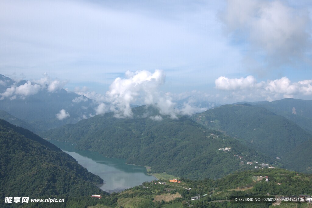 山间湖泊美景