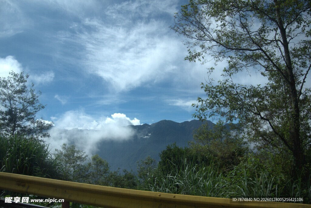 山间美景 蓝天白云绿树