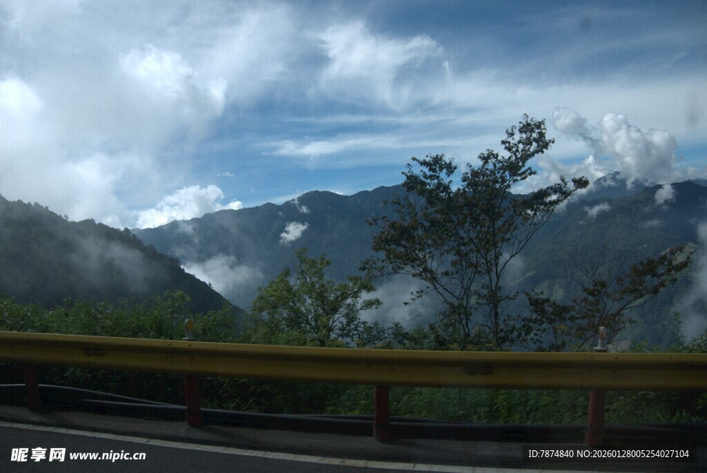 公路边的山峦与云雾景观