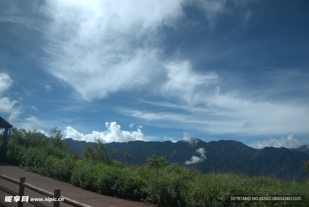 山间栈道旁的蓝天白云美景