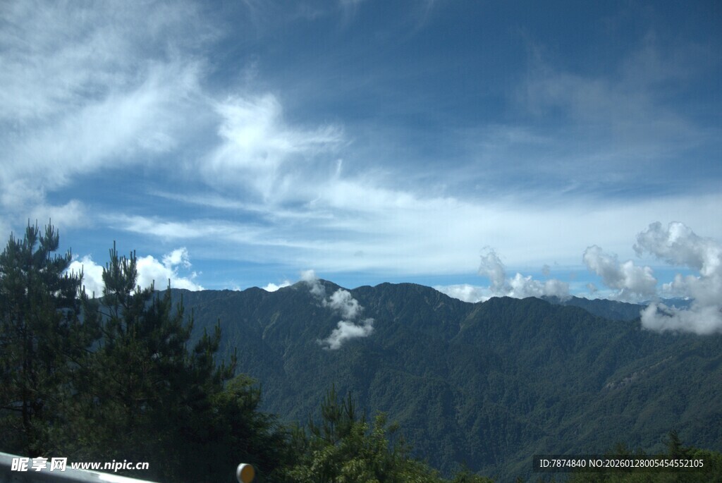 山间美景 蓝天白云映绿树