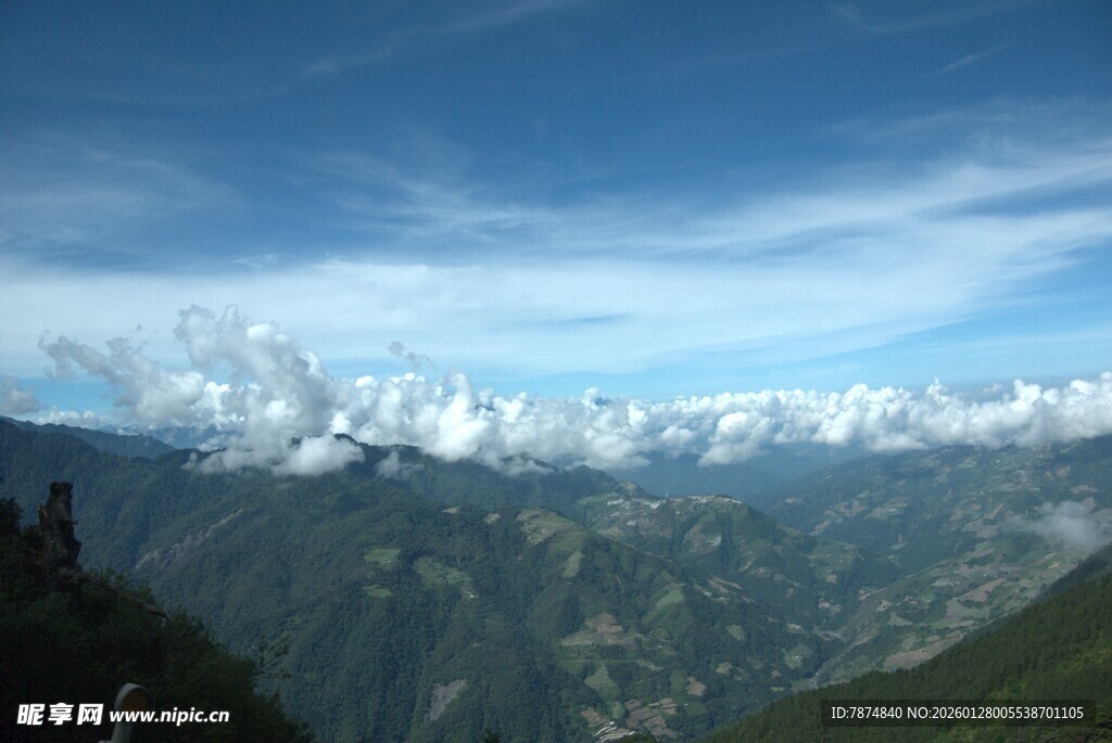 高山云海壮丽自然景观