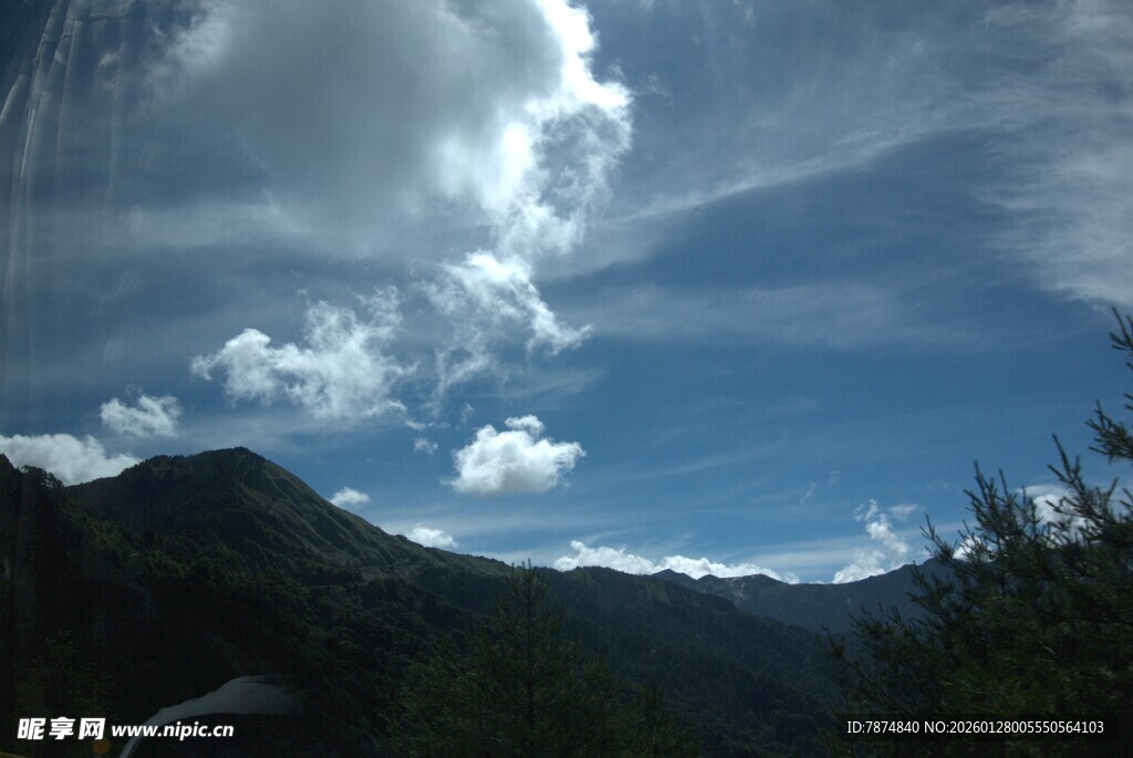蓝天白云下的山林美景