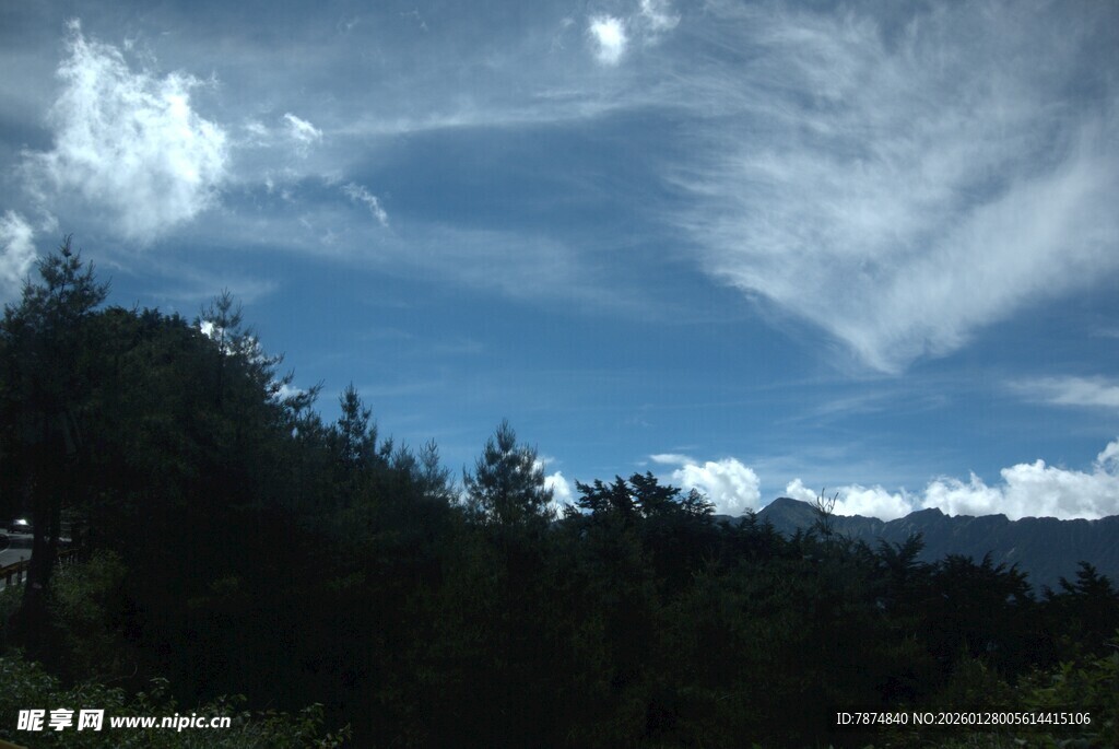 蓝天白云下的山林美景