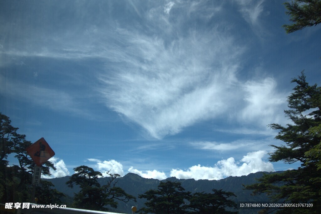 山间蓝天与飘逸云彩