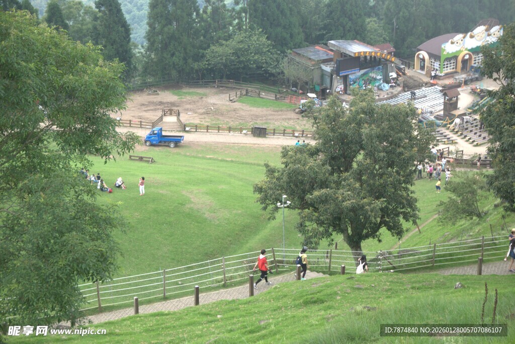 山间草地的休闲场景