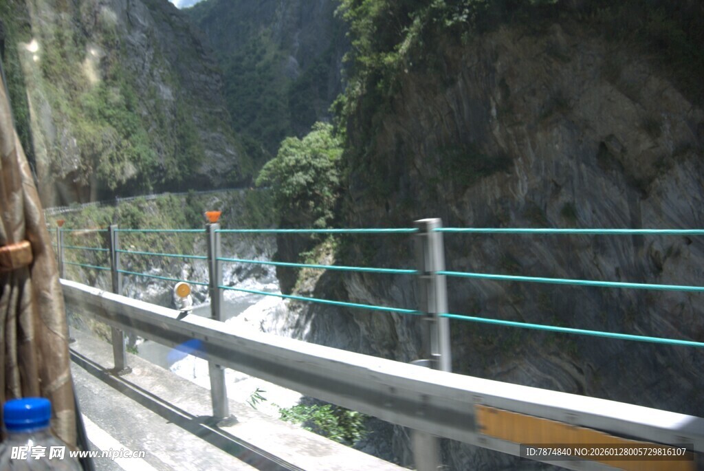 山间观景台俯瞰壮丽峡谷