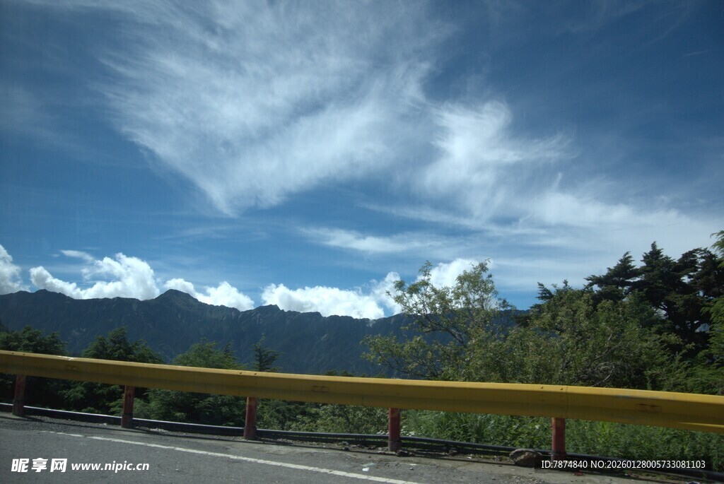 公路边的蓝天青山美景