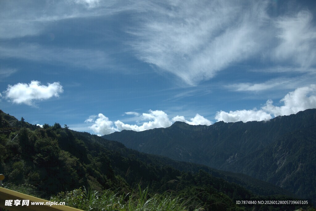 山间蓝天美景