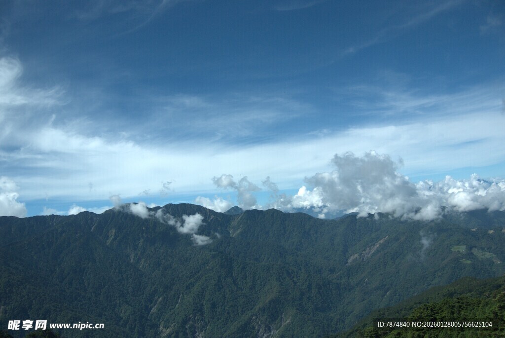 高山云海壮丽自然景观