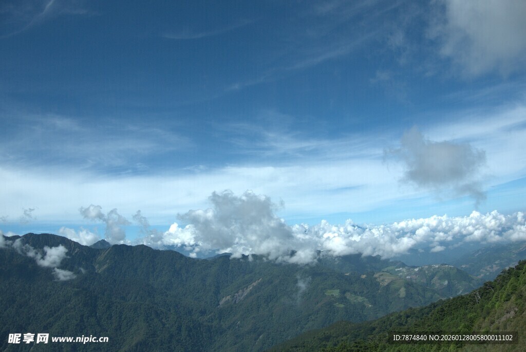 高山云海壮丽自然景观