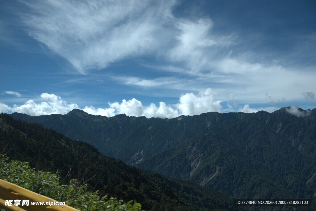 山间美景 蓝天白云覆青山