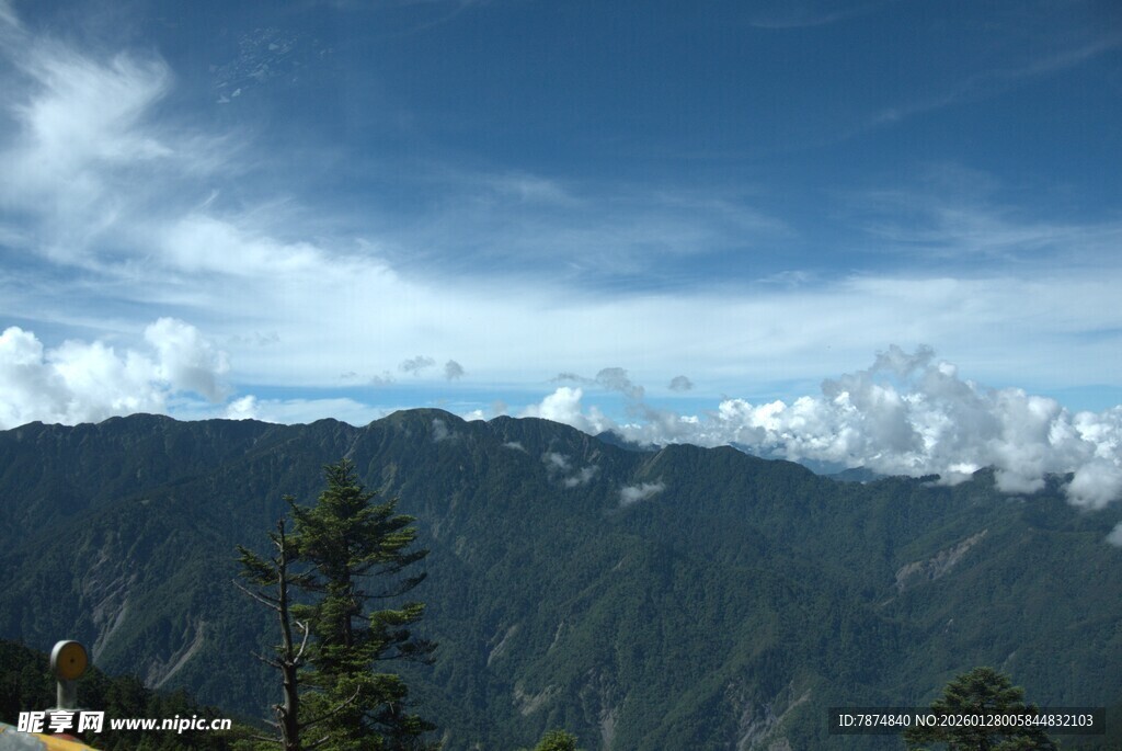 高山云海间的壮丽景致