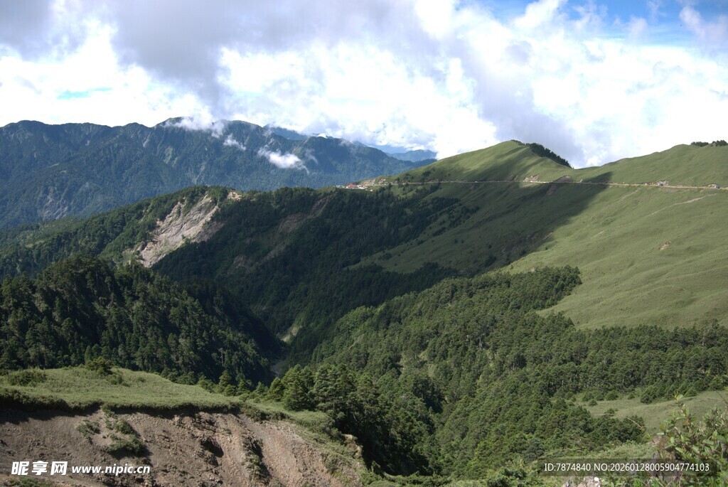 青山绿野间的秀丽山景