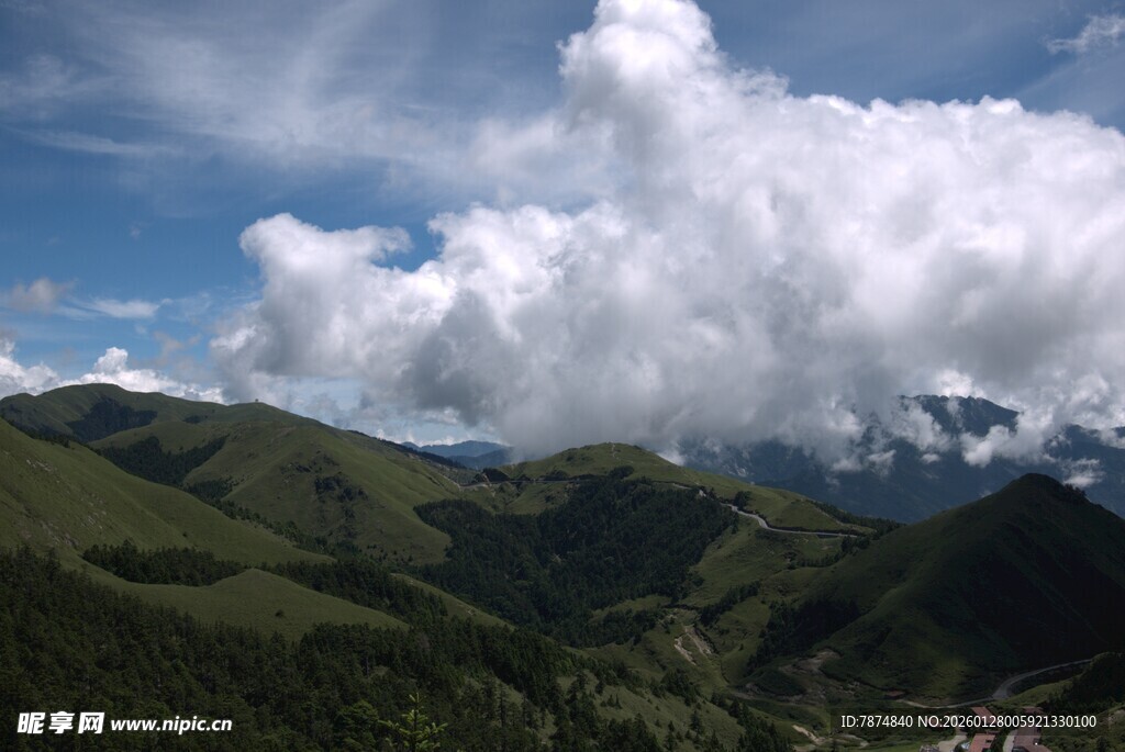 高山云海壮丽自然景观
