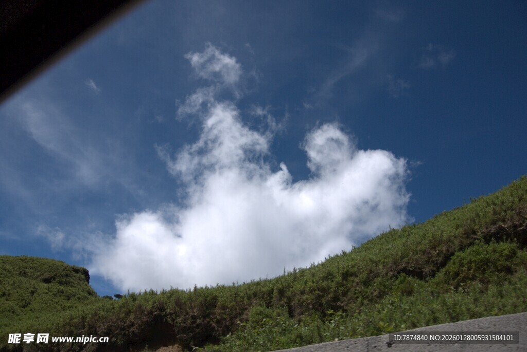 蓝天白云下的葱郁山峦