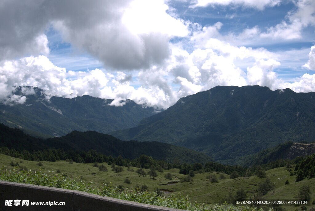 公路边的壮丽山峦风景