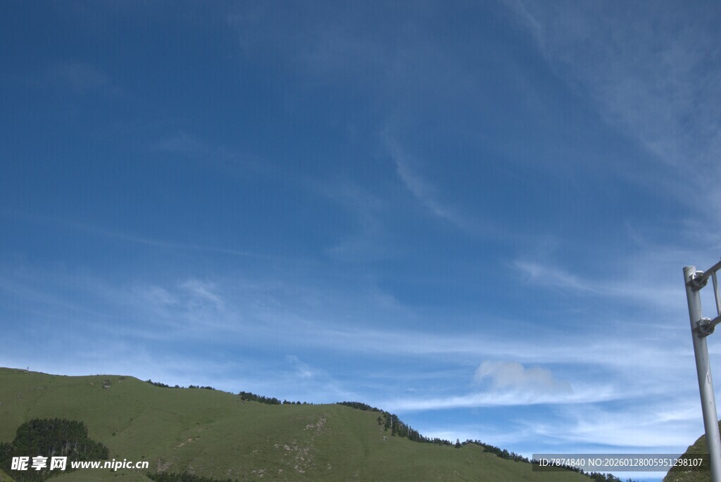 蓝天青山间的电线杆