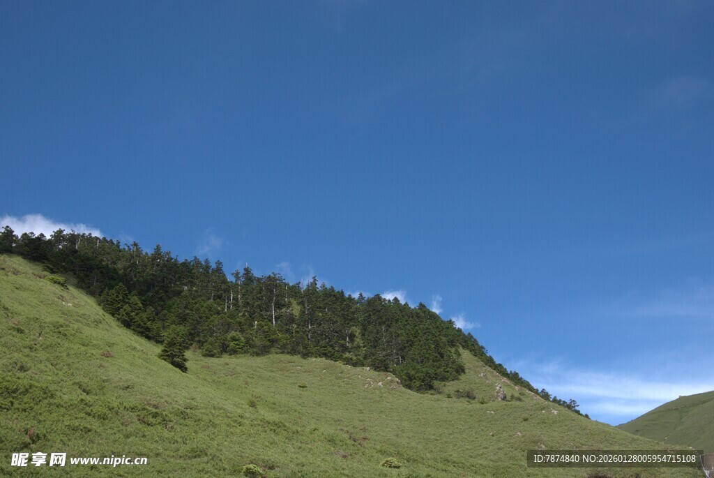青山绿树间的蓝天美景