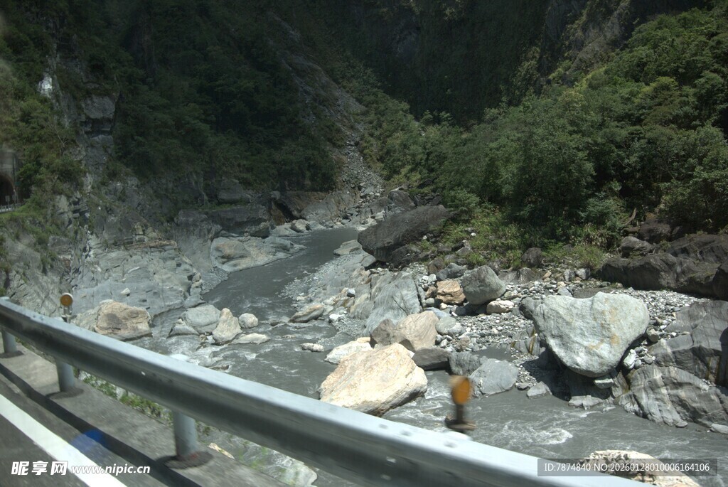 山间公路旁的河谷岩石景观