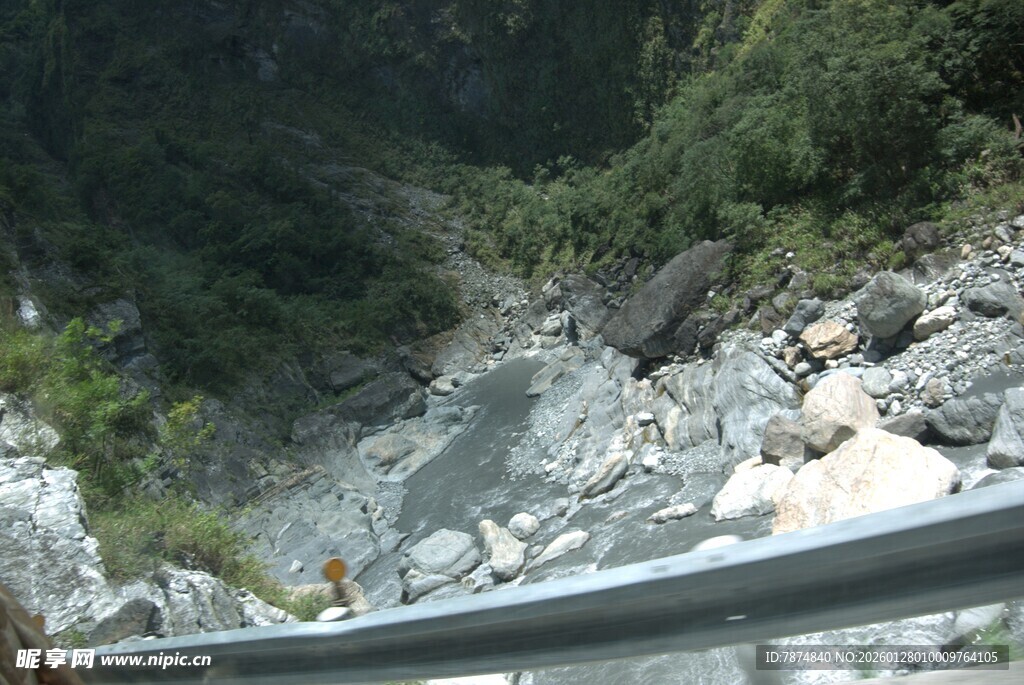 山间河流旁的护栏景观