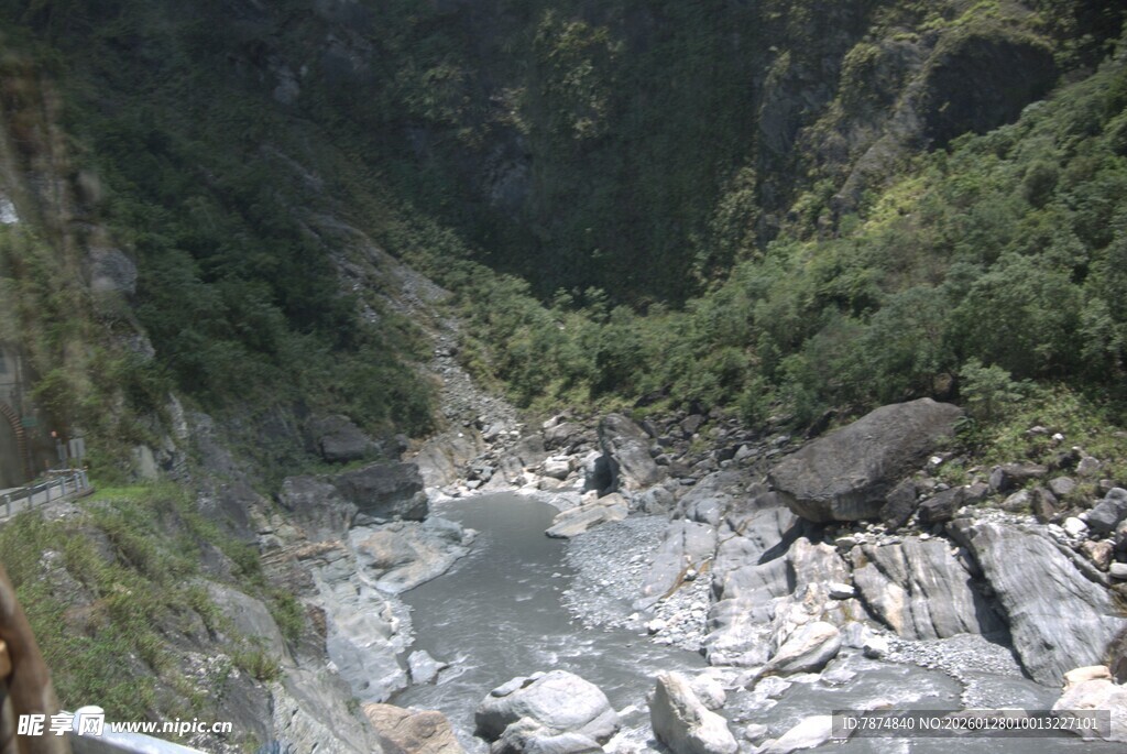 峡谷溪流与嶙峋山石景观