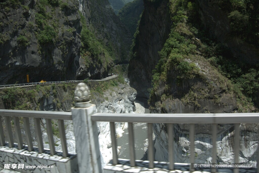 俯瞰山间桥梁与壮丽峡谷