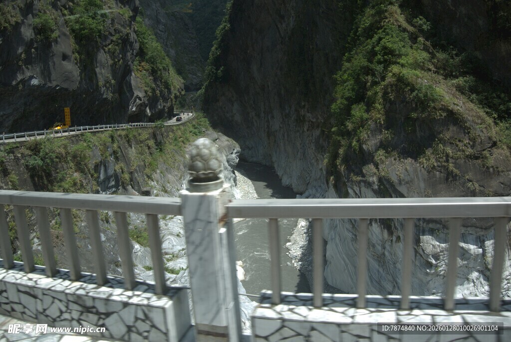 俯瞰山间壮丽峡谷景观