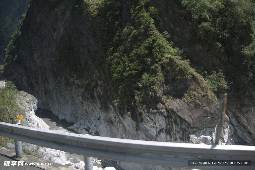 山间公路蜿蜒于翠绿山谷