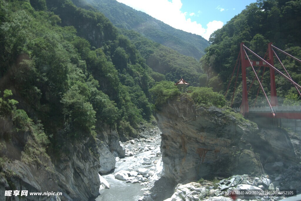 峡谷风光中的壮丽桥梁