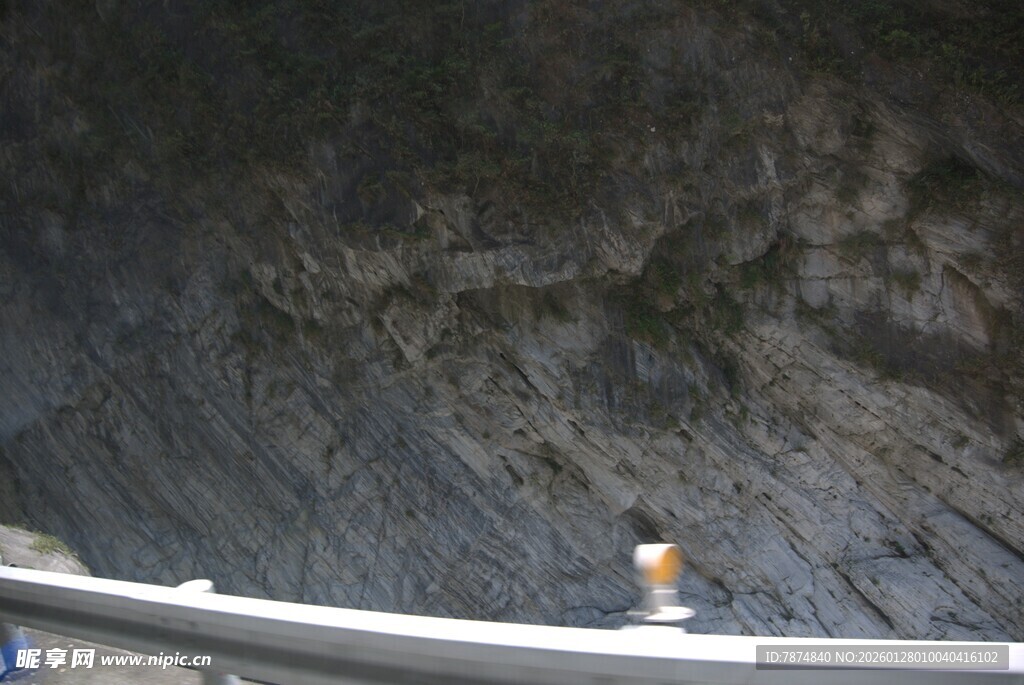 悬崖边护栏旁的人物景象
